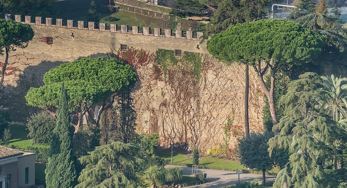 1066px Leonine walls Vatican