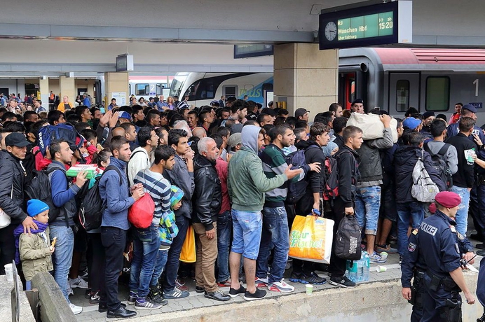 1200px Wien Westbahnhof Migranten am 5 Sep 2015 Wikipedia