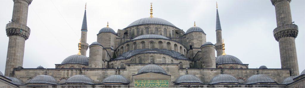 Moslimkoepels weigeren openheid over financiering moskeeën, openen tegenaanval op christenen