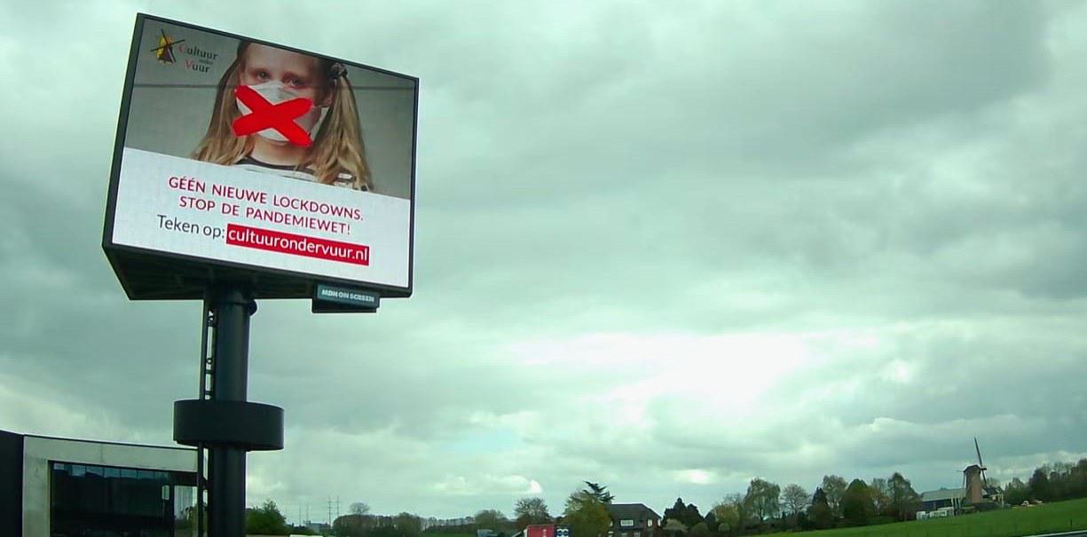 Cultuur onder Vuur plaatst billboards tegen pandemiewet, 'sluipmoordenaar van de vrijheid'