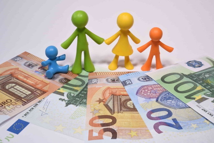 De toeslagenaffaire: wie voedt de kinderen op, ouders of overheid?