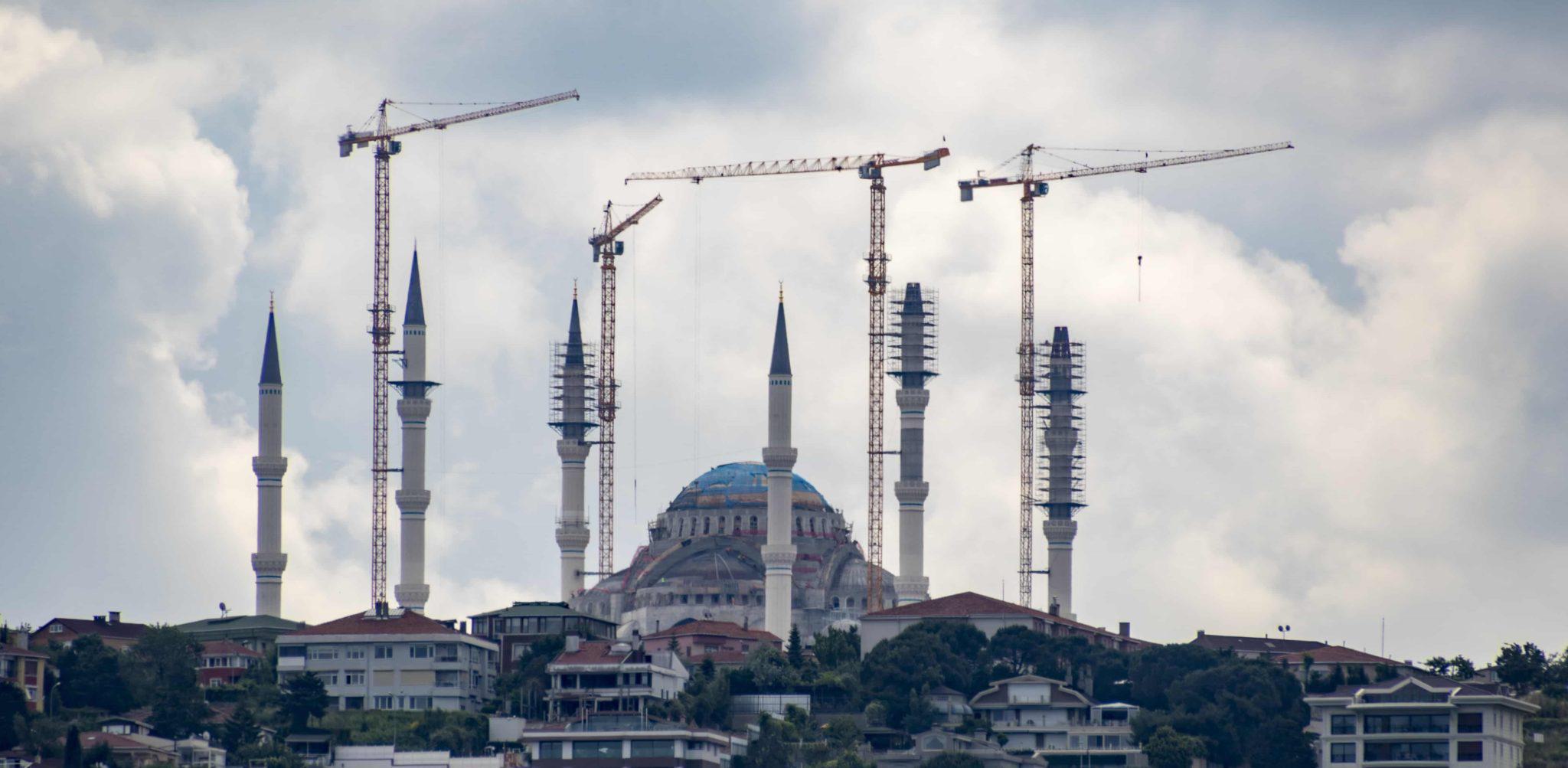 Imam wil moskeeën bouwen in onze grote steden – met buitenlandse geld. Tijd voor een aparte behandeling.
