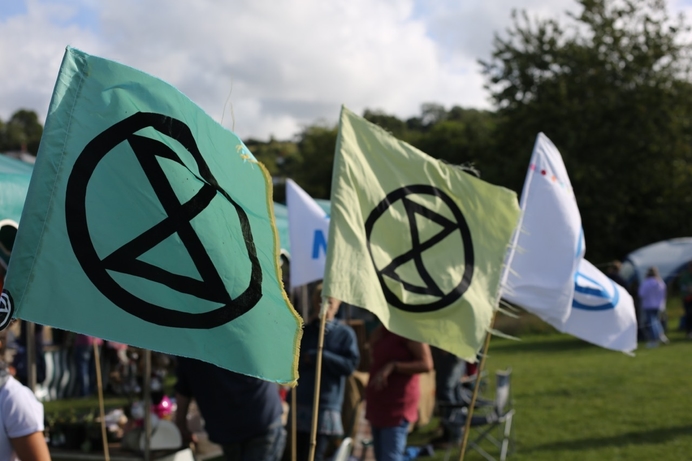 Extinction Rebellion blokkeert een cruiseschip. Duizenden reizigers gestrand