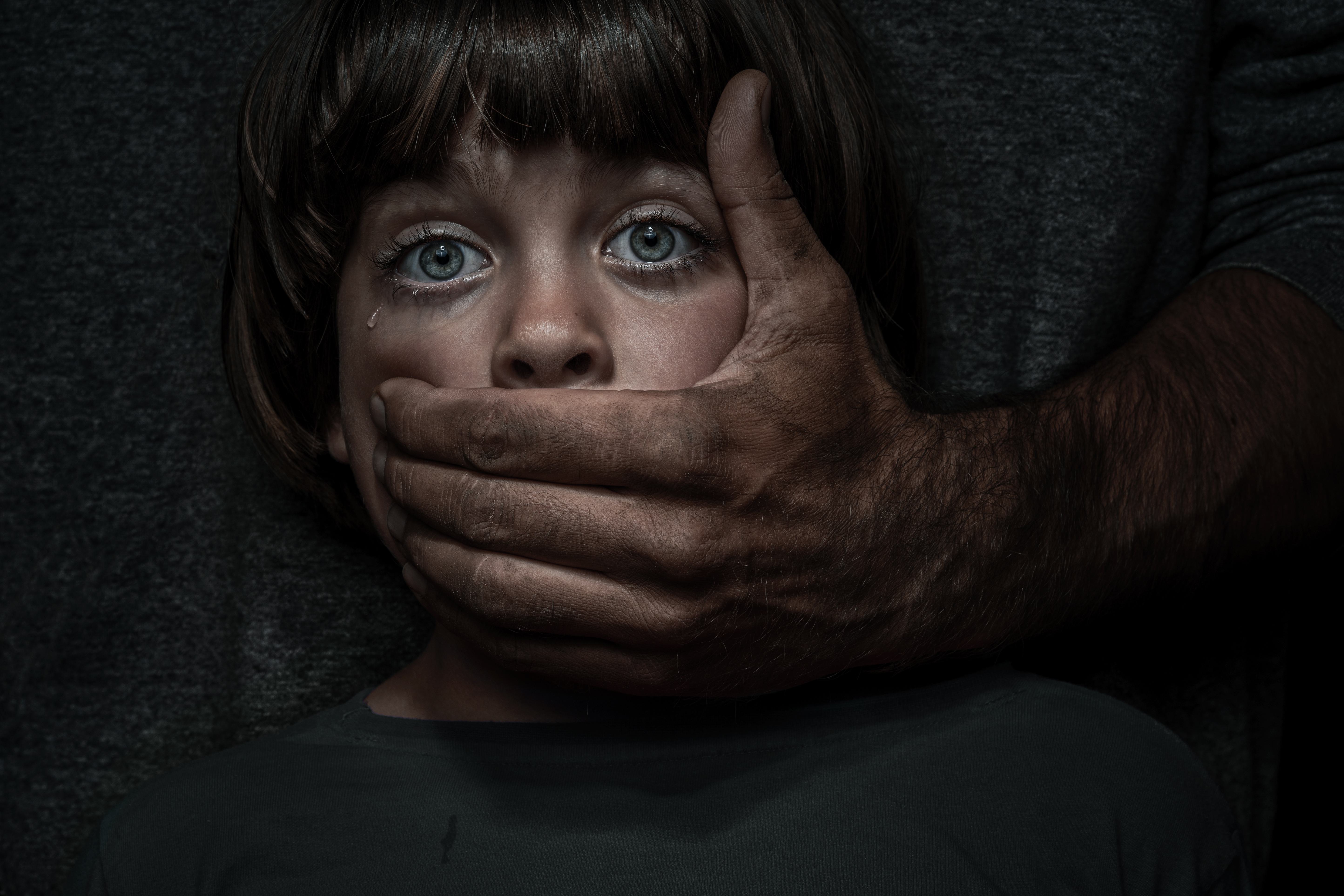Duits kinderpornonetwerk met 400.000 leden opgerold: pedofilie neemt gestaag toe