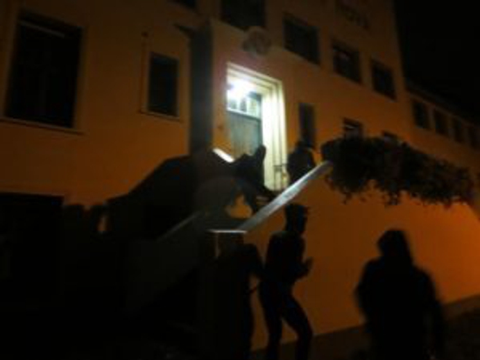 Zwarte Piethaters spijkeren affiche aan voordeur Civitas Christiana