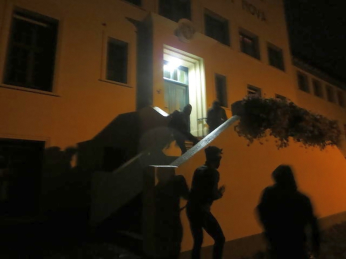 Anti-gezin vandalen spijkeren affiche aan voordeur Civitas Christiana