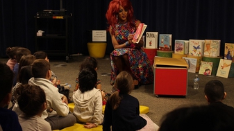 Het weerleggen van de argumenten die Drag Queen Story Hour promoten