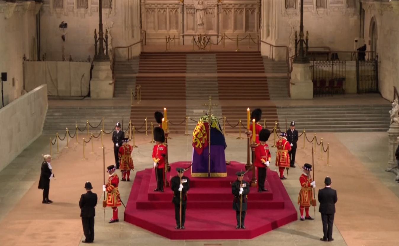 Een koninklijke begrafenis en kroning: sacrale glans in een seculiere kilte