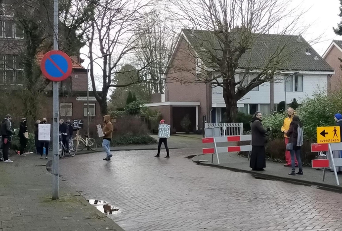 Tegendemonstranten bij Bloemenhove lappen beperkingen aan hun laars