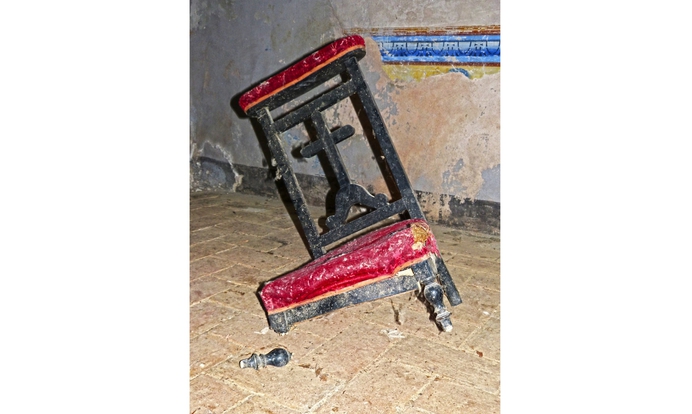 Broken kneeler