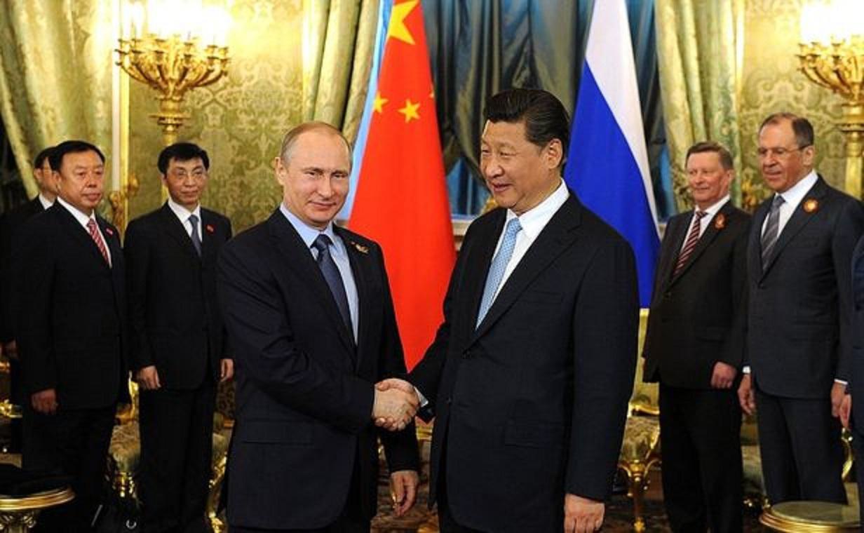 Laat het Westen zich klem zetten tussen Rusland en China?
