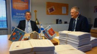Burgemeester Maassluis neemt petitie voor Zwarte Piet in ontvangst