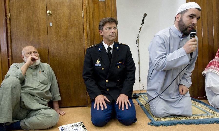 Schokkend: Nederlandse politieagenten gaan in uniform naar islamitische gebedsoproep