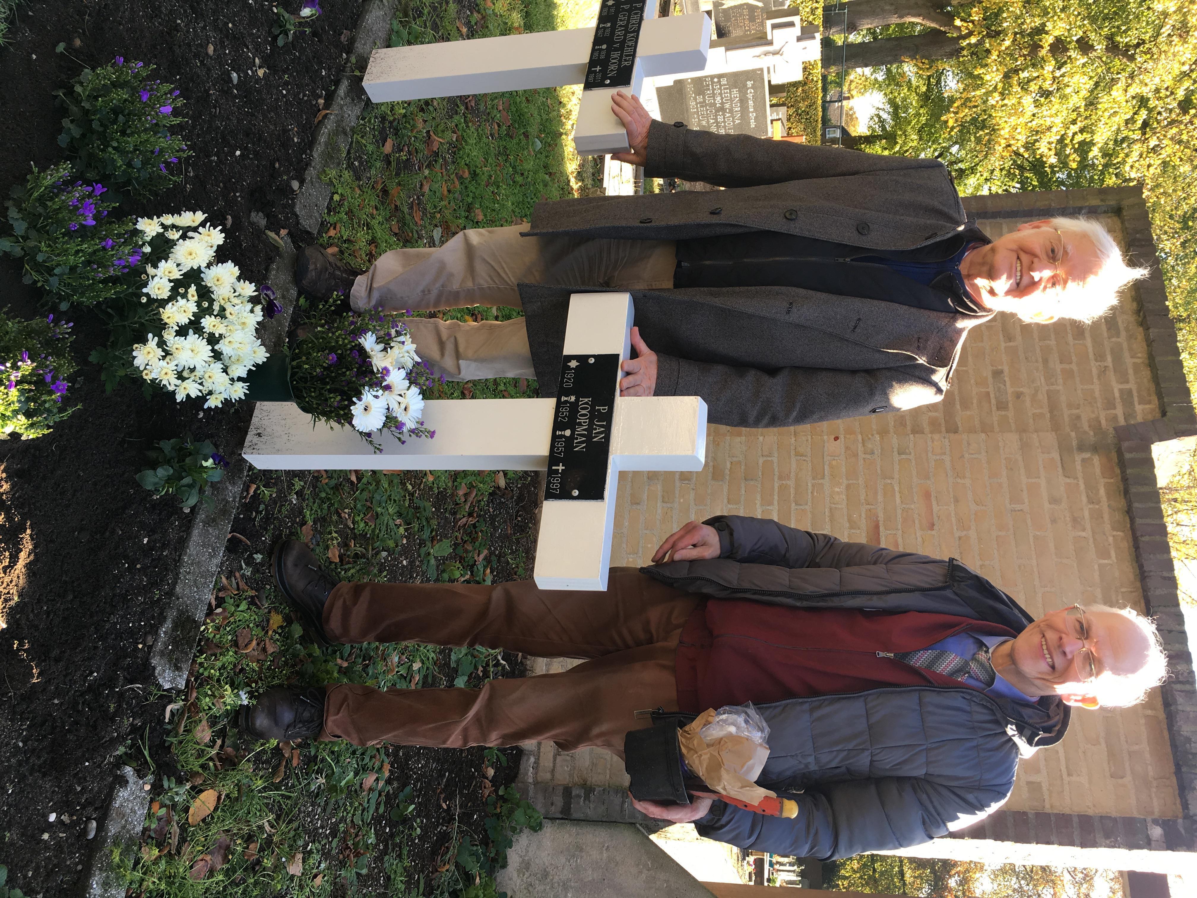 Bezoek aan het graf van pater Koopman voor Allerzielen