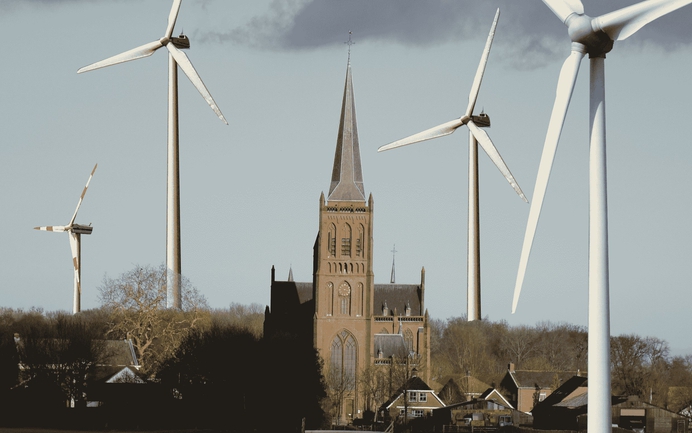 Kerk met windturbine min