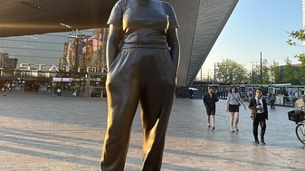 6 redenen waarom Nederlanders het standbeeld van de vrouw met joggingbroek moeten afwijzen