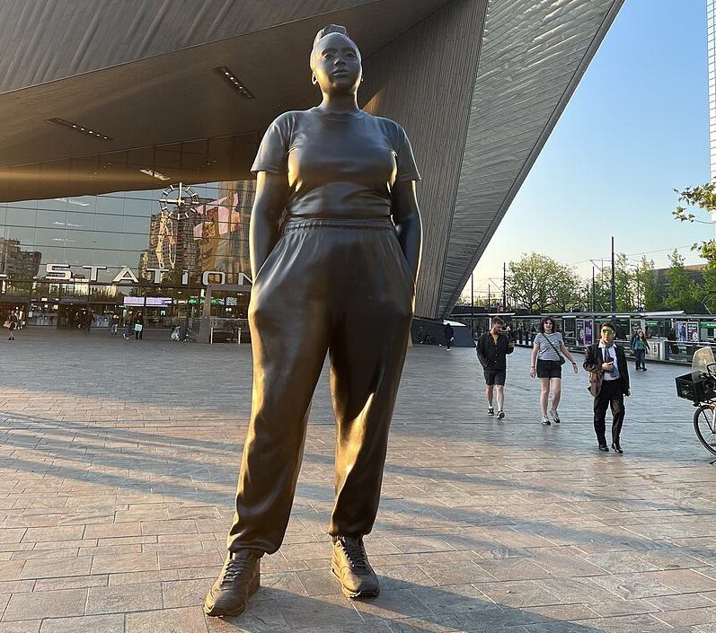 6 redenen waarom Nederlanders het standbeeld van de vrouw met joggingbroek moeten afwijzen