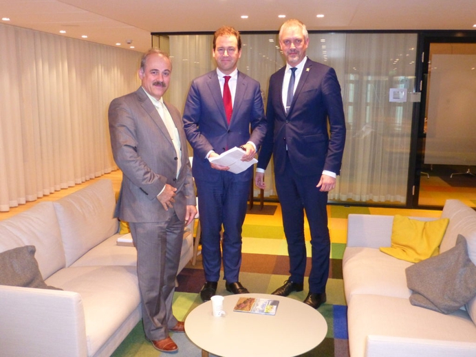 Aanbieden petitie voor Zwarte Piet aan vicepremier Asscher