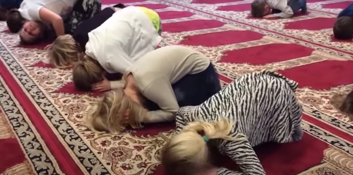 Basisschool verplicht kinderen ’s nachts aan Ramadan te doen en 7 andere voorbeelden van Ramadwang