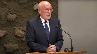 Hypocrisie: Frans Timmermans moraliseert over “femicide”, maar wil eerwraakcriminelen niet uitzetten