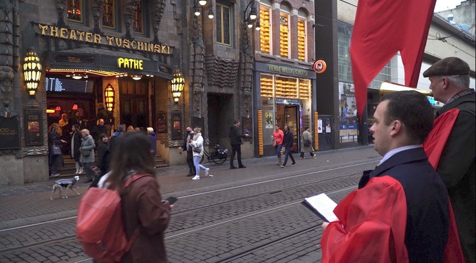 Tegenover Pathé Tuschinski