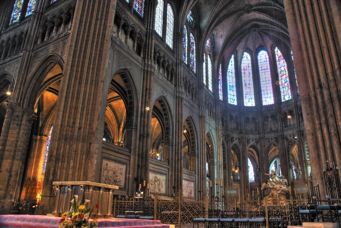 Transcedentie interieur kathedraal scaled