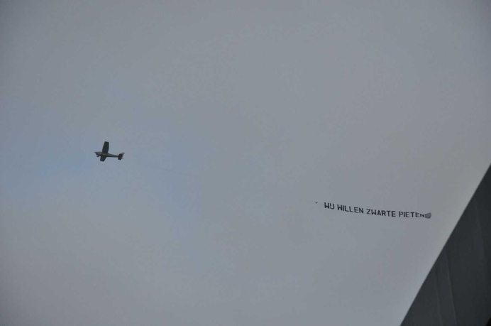 Vliegtuig boven Dokkum bron Jelke Jongsma Twitter