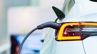 De realiteit van elektrisch rijden staat op gespannen voet met de beloften van de klimaatlobby