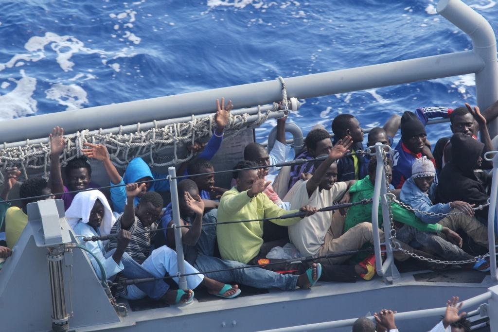 Hulporganisaties stimuleren immigratie, halen Afrikanen op bij Libië