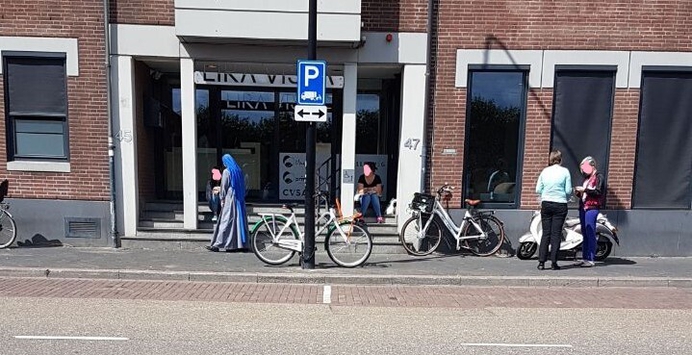Krant merkt Stirezo-wakers op bij abortuskliniek: "Boze katholieken demonstreren"