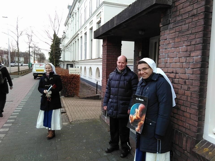 Gratis cursus: bidden bij abortusklinieken