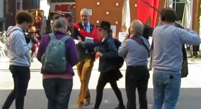 Gezinsactivisten protesteren tegen seksuele indoctrinatie van kinderen. Lhbt-activisten slaan erop los