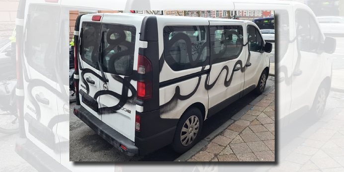 Antifa's bekladden busje van onze vrijwilligers en roepen op: 'Val hun woning aan'
