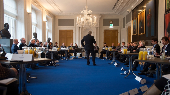 Hoe de homolobby uw kinderen bewerkt: van uw eigen geld