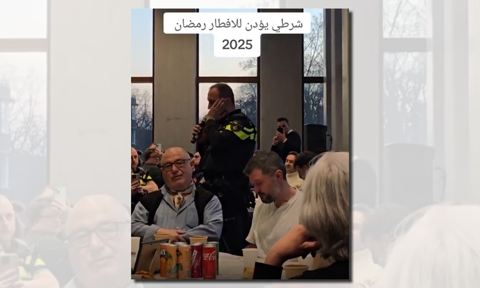 Politieagent bidt tijdens iftarmaaltijd op bureau