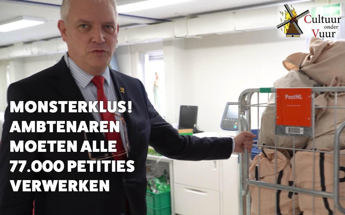 Video: Hugo Bos bezorgt 77.000 petities tegen stikstofpolitiek in Den Haag