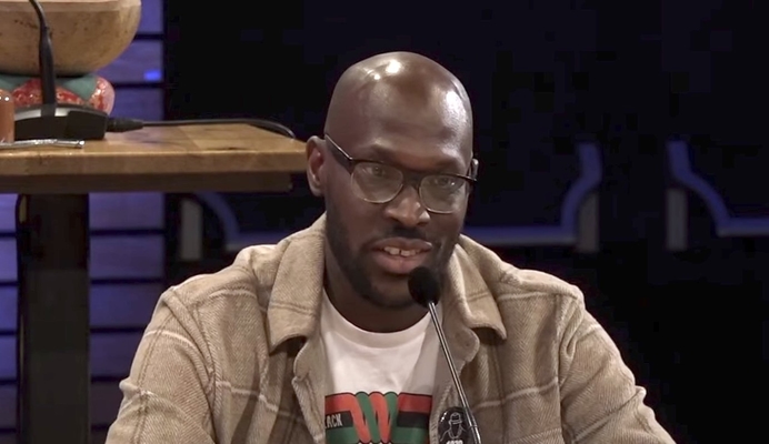 Mitchell Esajas bekent na lintjesophef zijn rode kleur: Nederlanders moeten 'herstelbetaling' doen