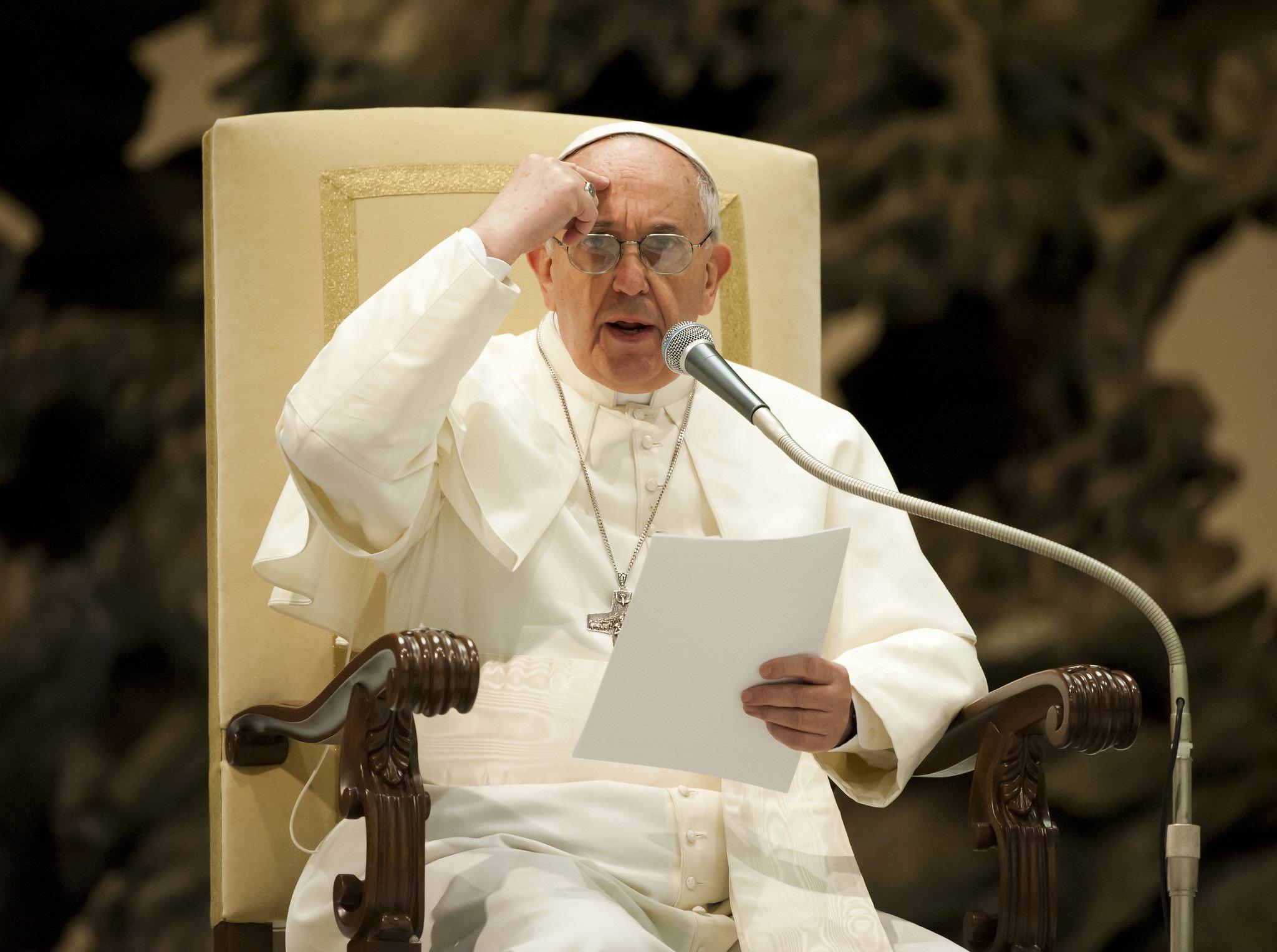 Paus Franciscus tegen extreemlinks: "Ik kan een handje helpen."