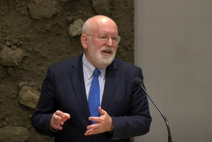 De nieuwe migratiekritiek van Frans Timmermans is een masker waar socialistische bedrijfshaat achter schuilgaat
