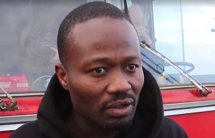 Intimidatie: Jerry Afriyie dringt gemeentehuis binnen voor protest tegen Zwarte Piet