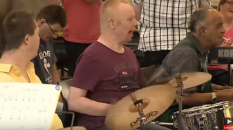 Leven met Down mensonwaardig? Niet als je de Jostiband ziet spelen...