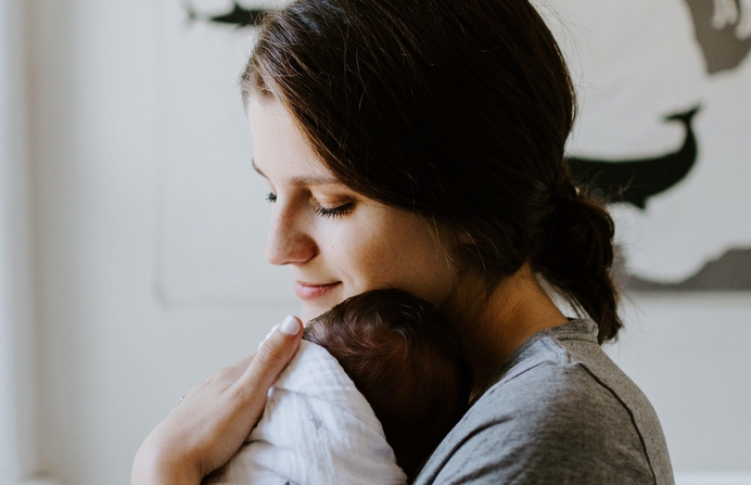 Vrouw die kind vasthoudt