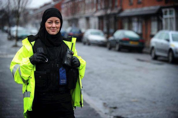 Islamitisch hoofddoekje is sharia-symbool. Onbestaanbaar bij politie!