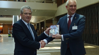 Bisschop (SGP) ontvangt ons schoolboekenrapport in Tweede Kamer