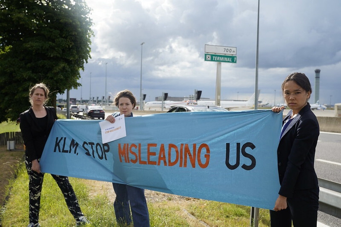 Klimaatactivisten dienen klacht in tegen vliegreclame, krijgen subsidie van miljardenbedrijf