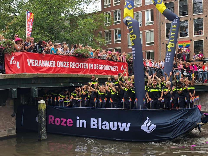 Roze in Blauw: hoe de politie zich voor het karretje van de homolobby laat spannen