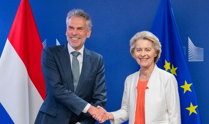 Asiellobbyisten, klimaatvluchtelingen en diversiteitsambtenaren: hoe kabinet-Schoof zijn eigen oppositie in het zadel helpt