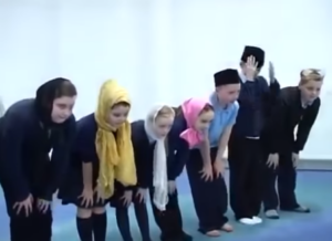 Viraal: Schotse schoolkinderen bidden in moskee