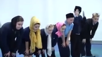 Viraal: Schotse schoolkinderen bidden in moskee