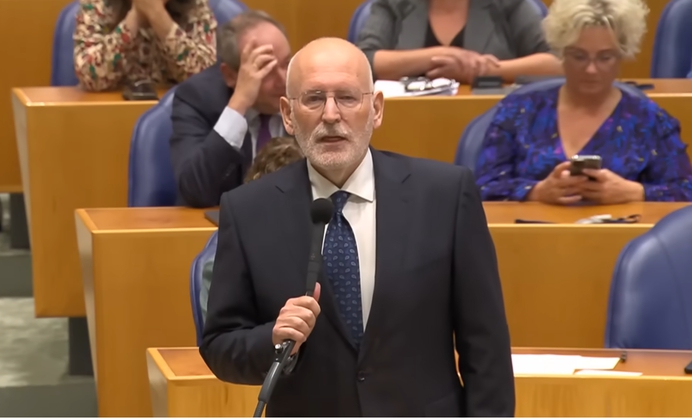 Frans Timmermans: 'Bouw honderden extra asielzoekerscentra'